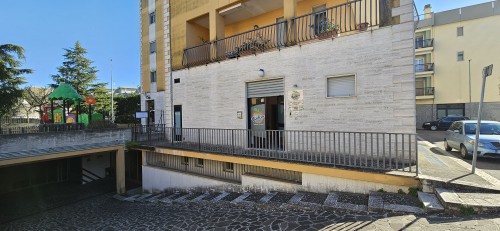 Putignano 2000 Locale Angolare Ideale Per Ufficio, Ottimo Stato.